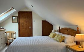 Cheerful 3 Bedroom Cottage In Central Location